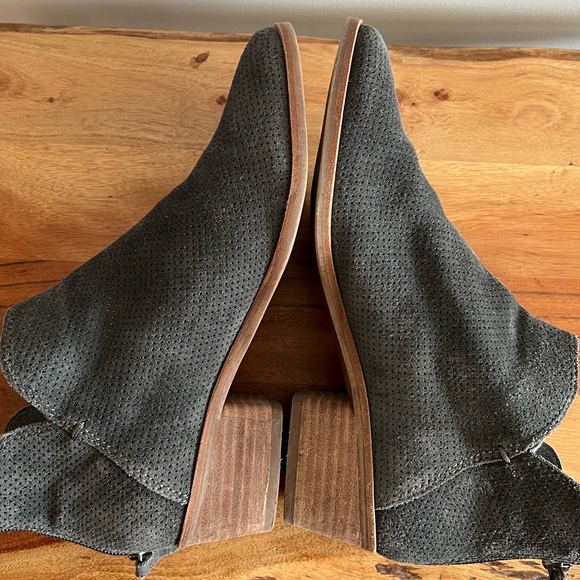 Dolce Vita Karsen Bootie - Size 8 - Picture 3 of 14